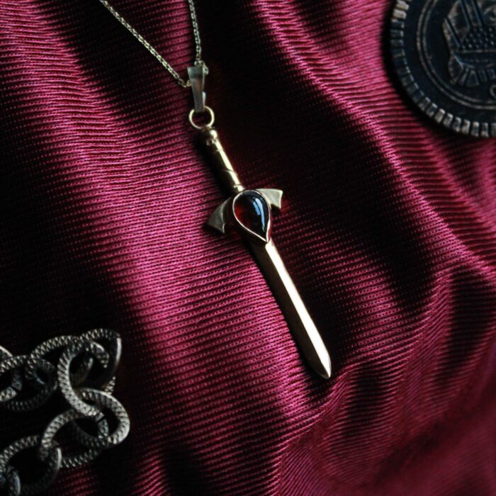 Colgante Espada Oro con Granate