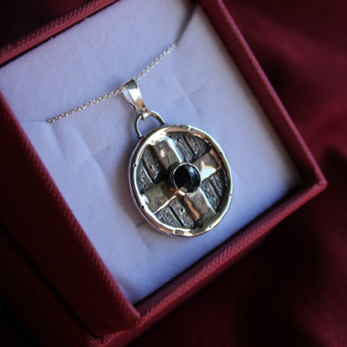 Escudo vikingo cruz Onyx negro facetado