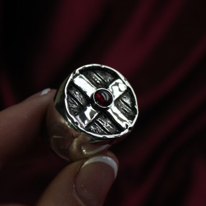 Anillo Escudo Vikingo con Granate