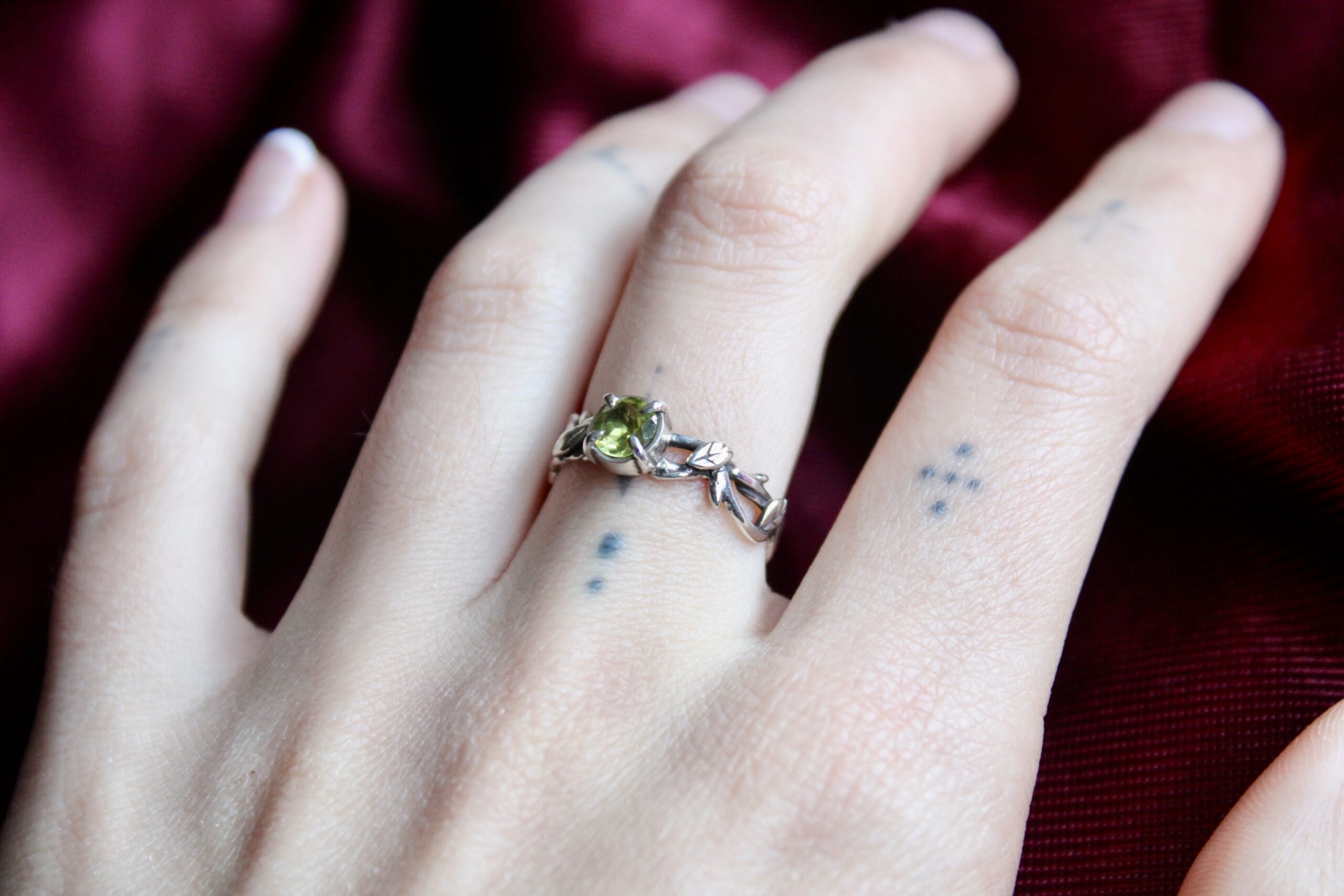 Anillo enredadera con Peridoto - Imagen 2