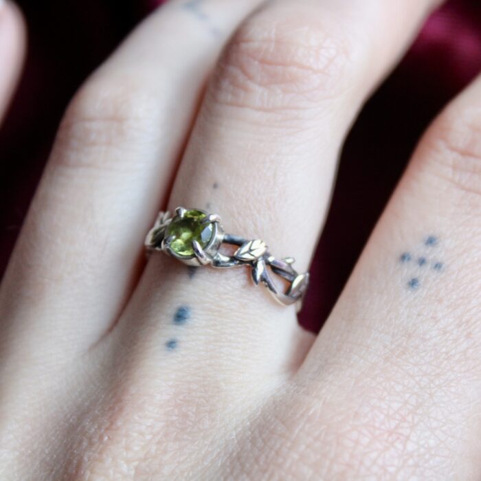 Anillo enredadera con Peridoto