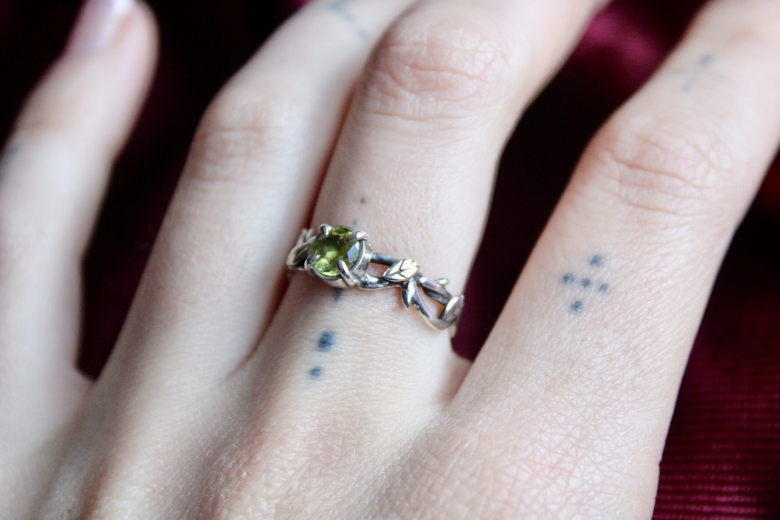Anillo enredadera con Peridoto